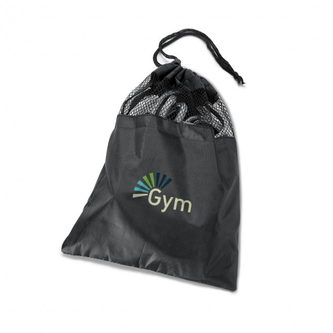 Kit fitness composto por elástico e corda de pular.