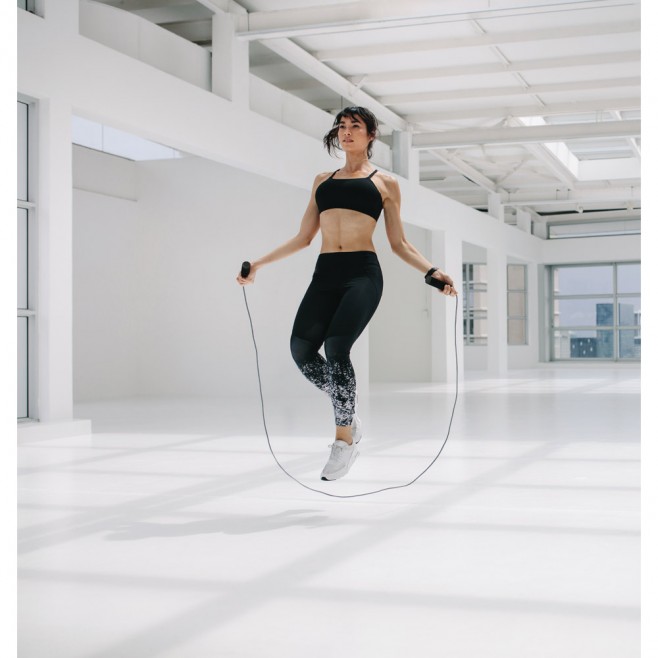 Kit fitness composto por elástico e corda de pular.