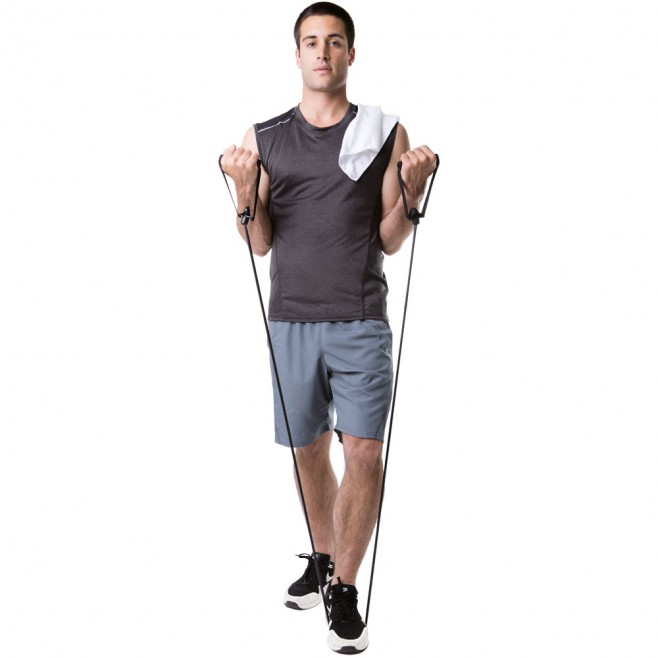 Kit fitness composto por elástico e corda de pular.