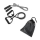 Kit fitness composto por elástico e corda de pular.